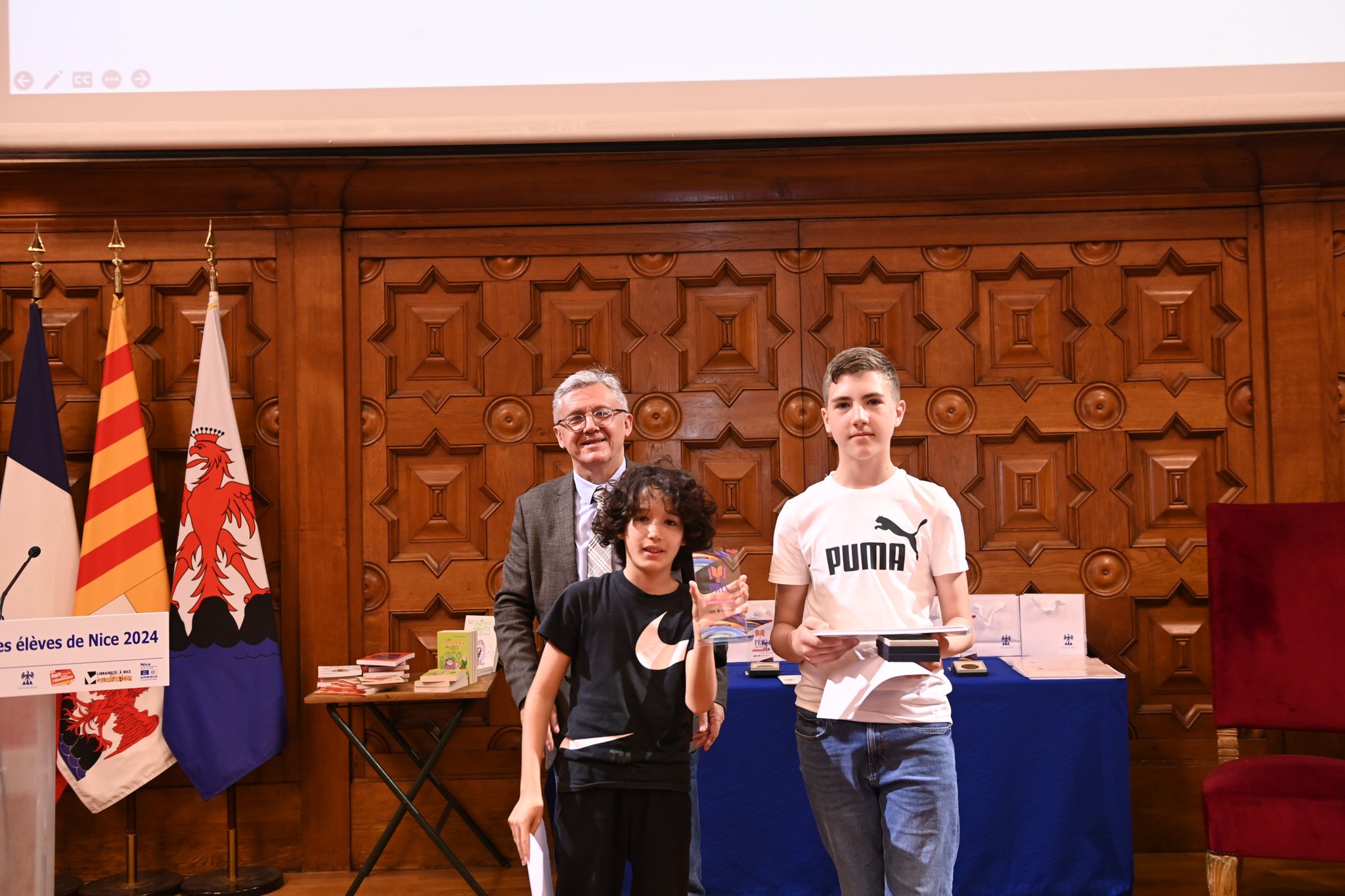 Axel et Viorel avec le trophée et les diplômes (6è4)