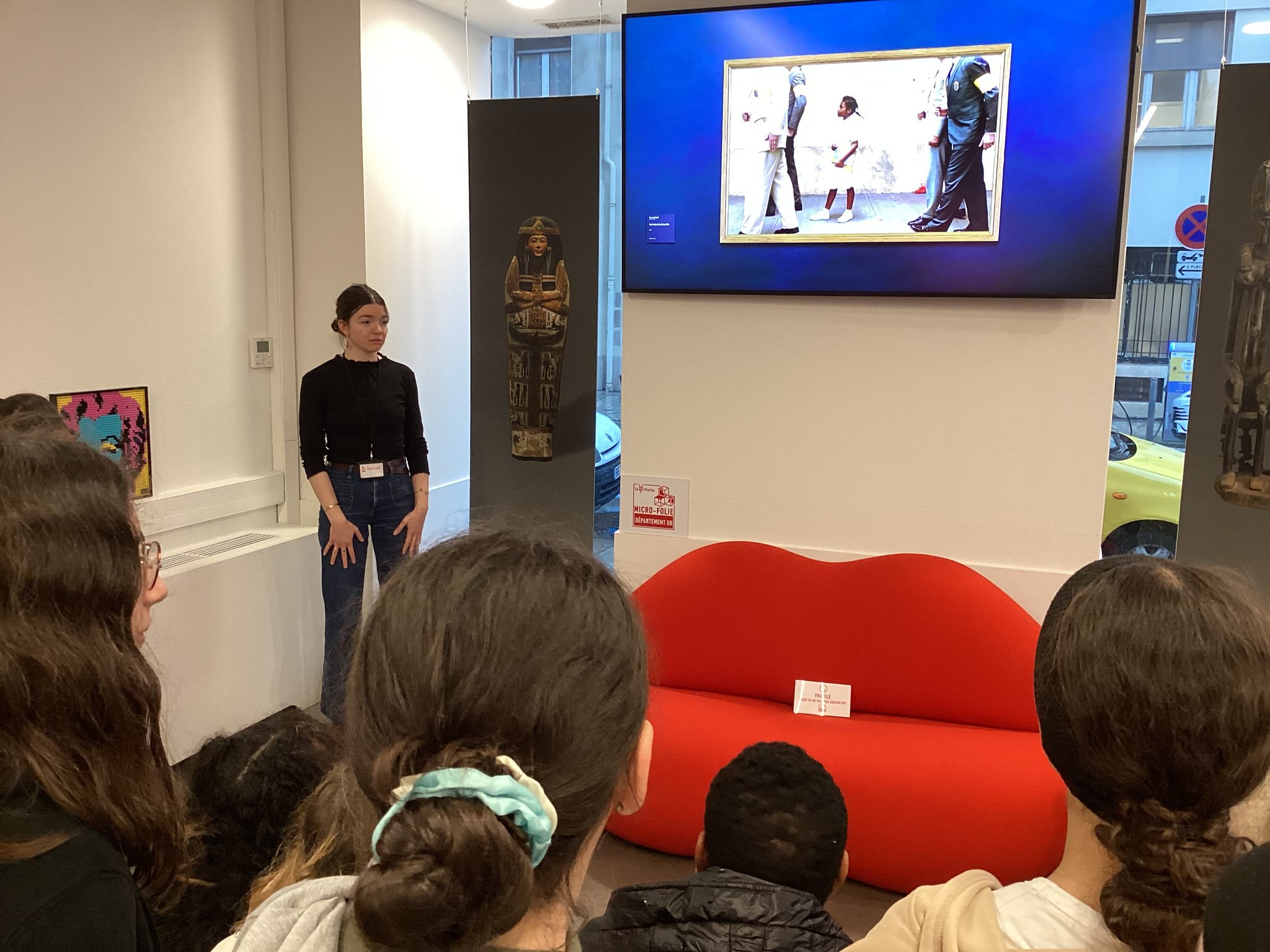 Visite de la Micro-folie 06 par une médiatrice