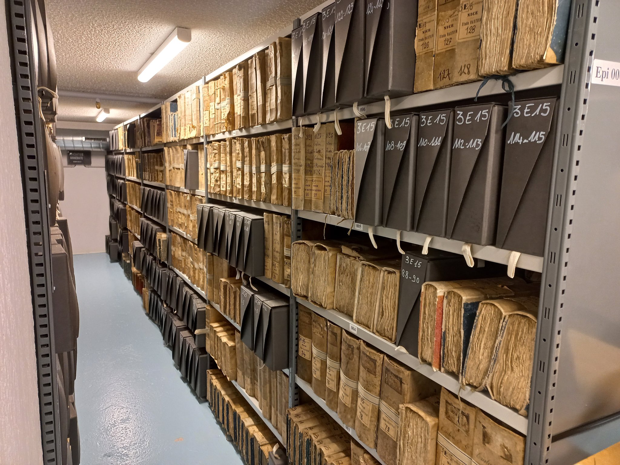 Un magasin des Archives départementales 06