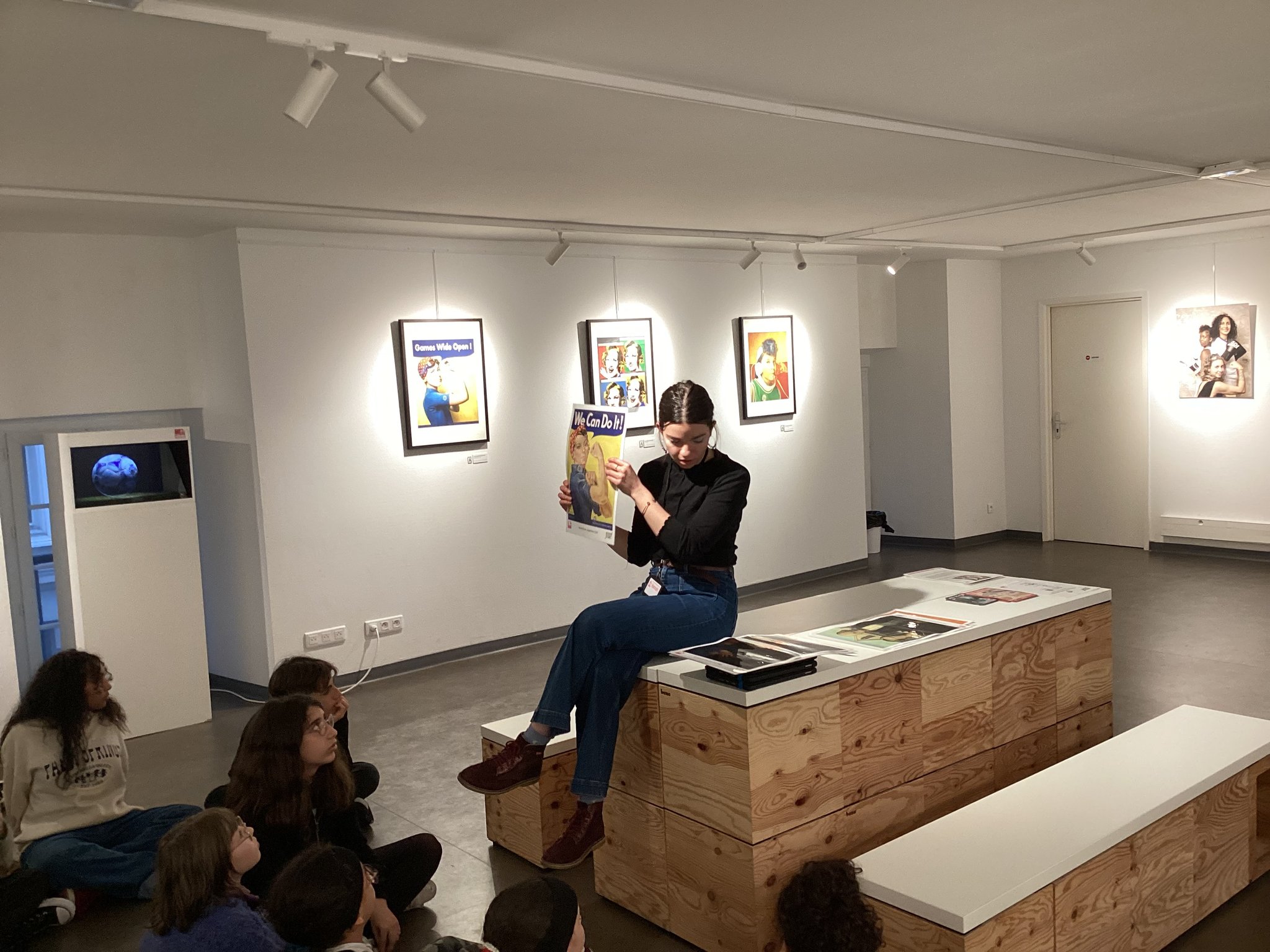 L'atelier est animé par une médiatrice de la Micro-folie 06