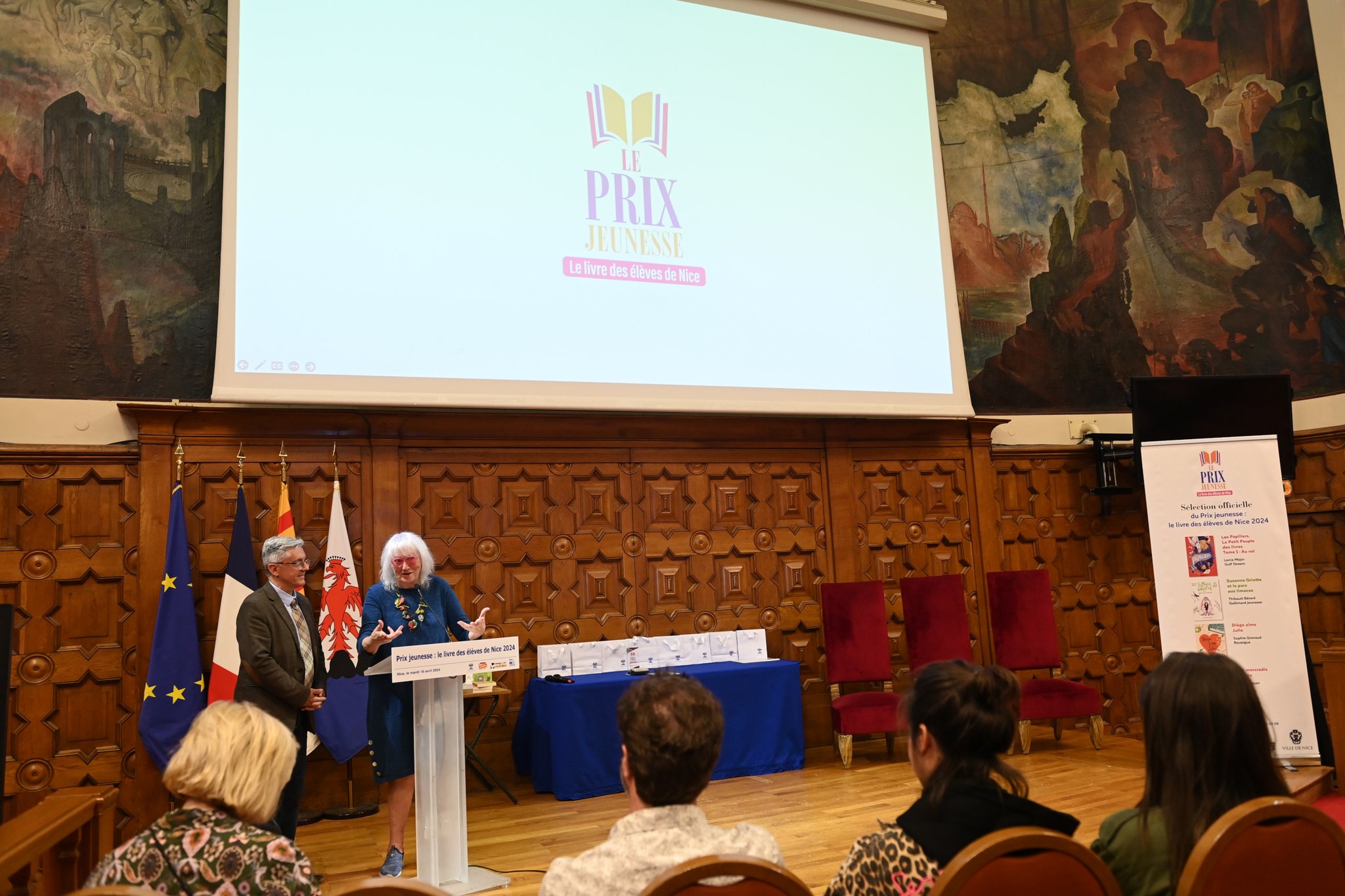 Susie Morgenstern lit un texte sur la lecture (à gauche, M. Gagliolo)