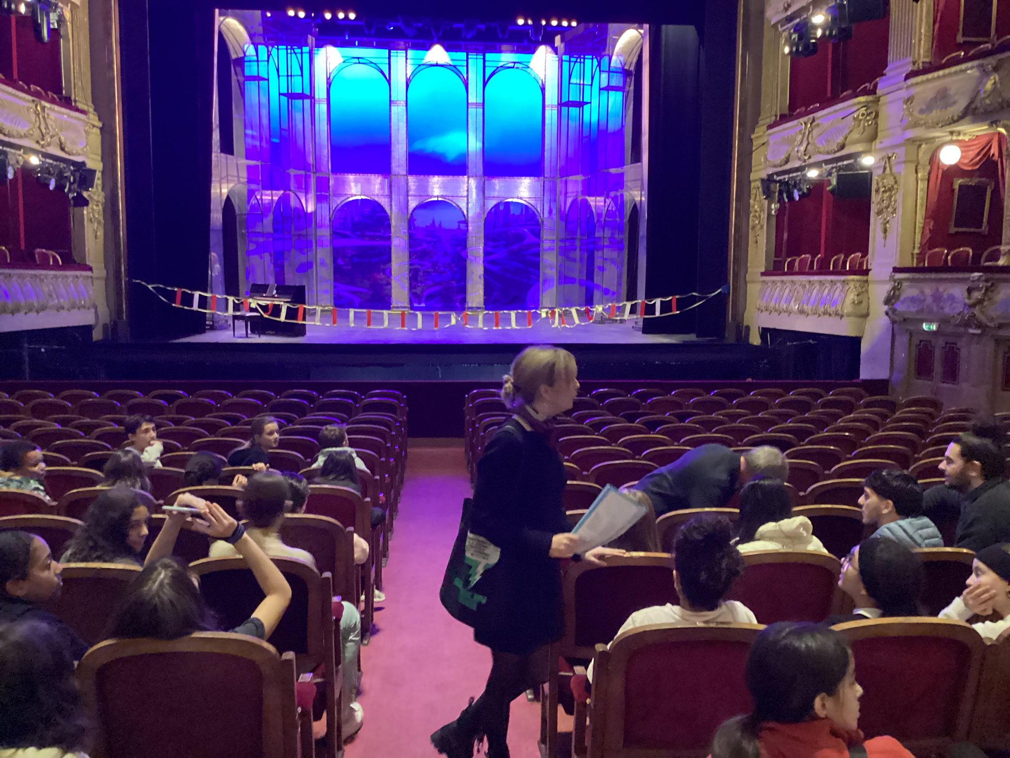 Accueil des élèves par une médiatrice de l'Opéra