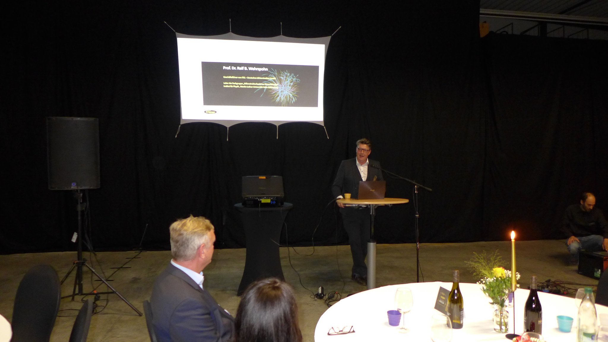 Prof. Dr. Ralf B. Wehrspohn erinnerte daran, wie aus einer dreiseitigen Ideenskizze von Peter Putsch aus dem Jahr 2010 die DCIM-Technologie entstand, die heute von zwei Weltkonzernen produziert wird.