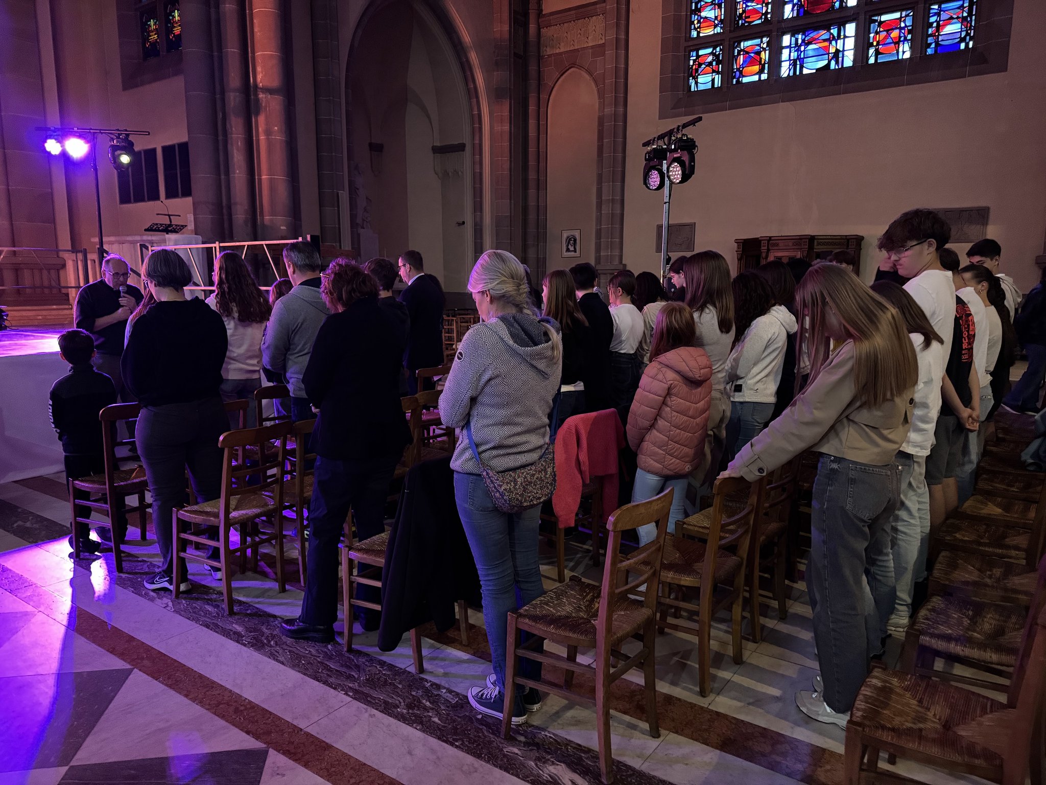 Temps de prières des jeunes avant le spectacle - (c) communauté de paroisses de Saint Joseph