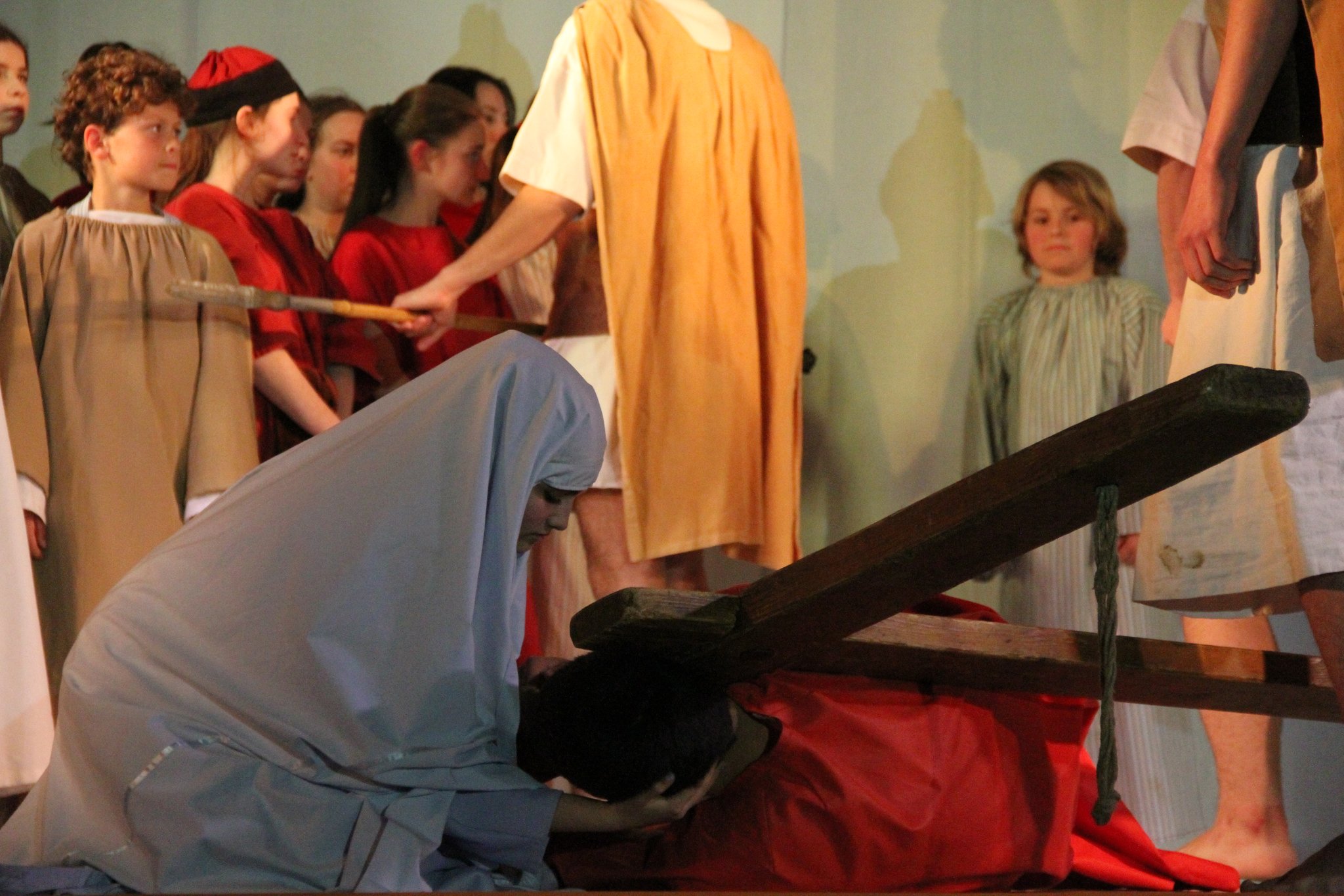 Le chemin de croix : Jean 19, 16-17 - Isaïe 53, 4 et 12 - Matt 16, 24-25 et Luc 1, 28 et 38 - (c) JDR