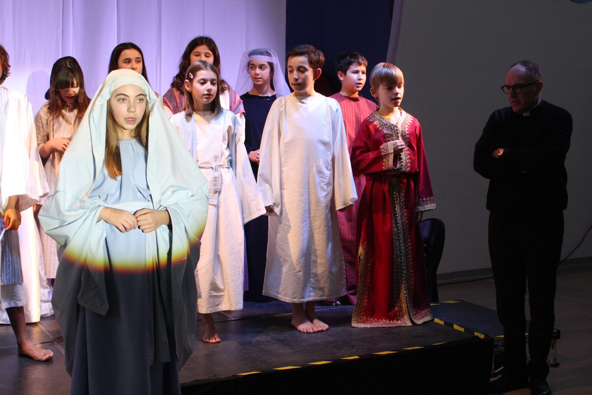 Les jeunes et le père Hervé Dussel - (c) JDR