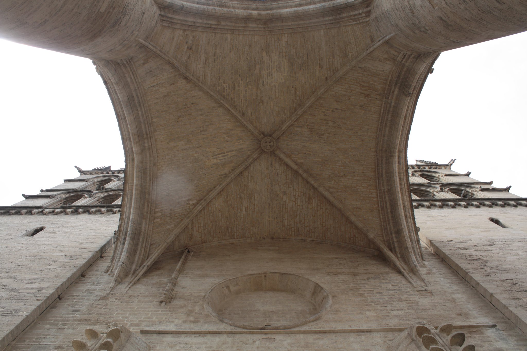 Le dessous de l'arche de la cathédrale St Pierre  - photo JDR