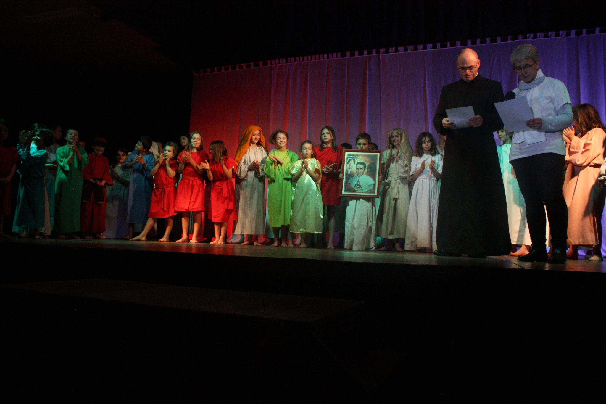Les jeunes avec le père Stéphane Boutet et Isabelle - ( c) JDR