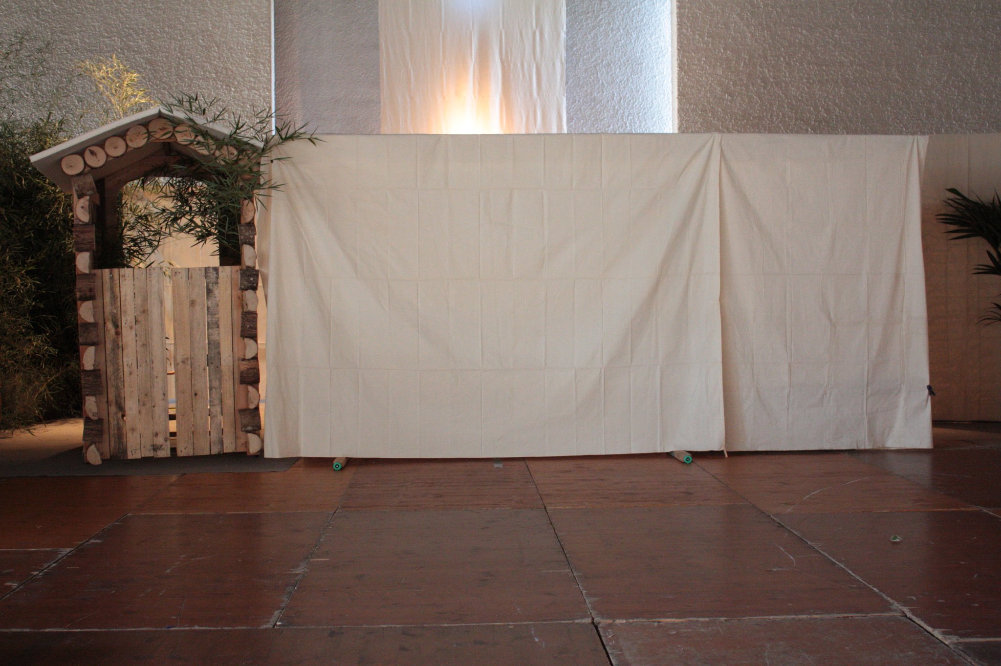 Décor central (réunions, marché...) - (c) JDR