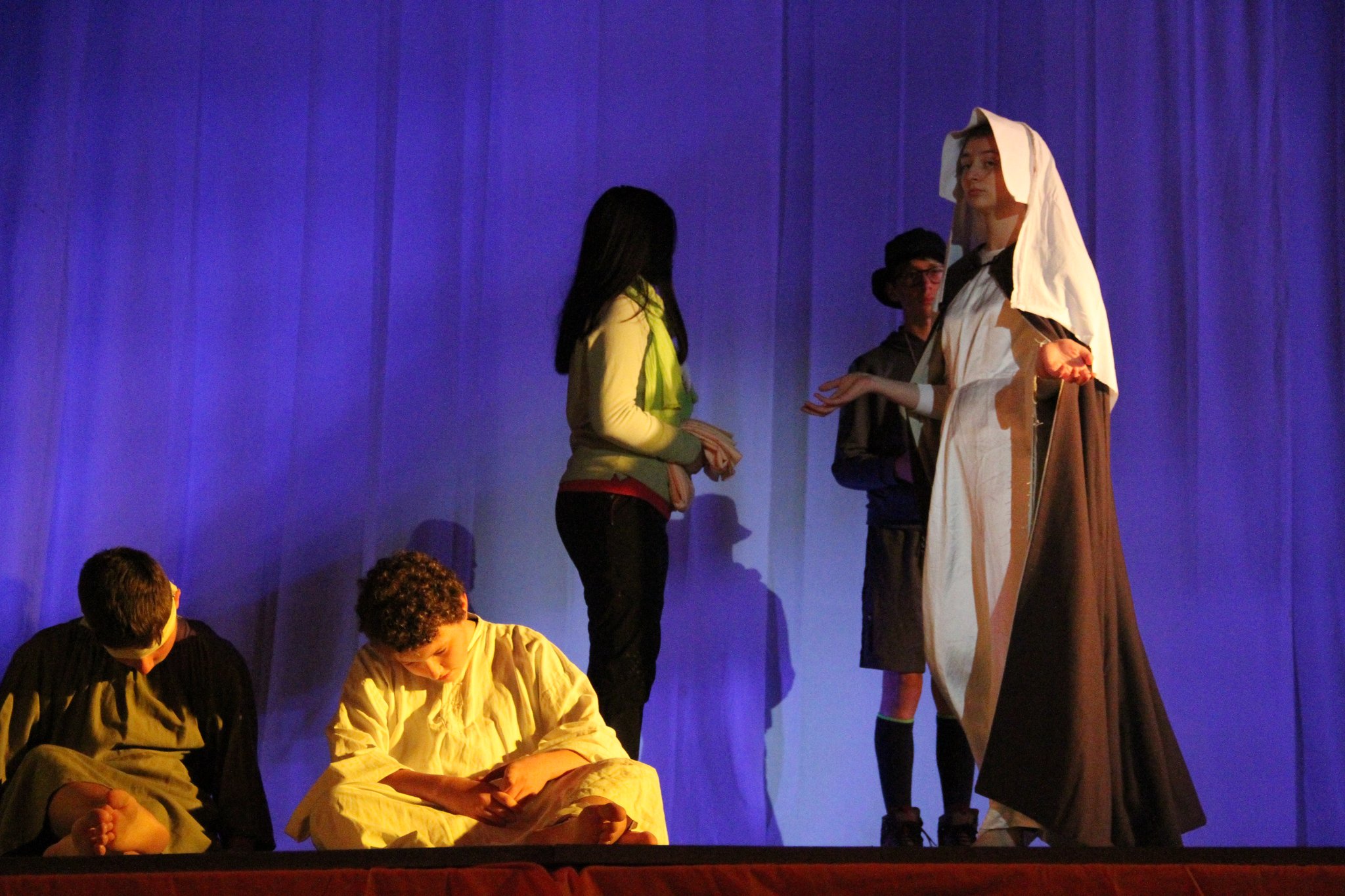 Les voyageurs interrogent une religieuse sur l'histoire locale (c) JDR