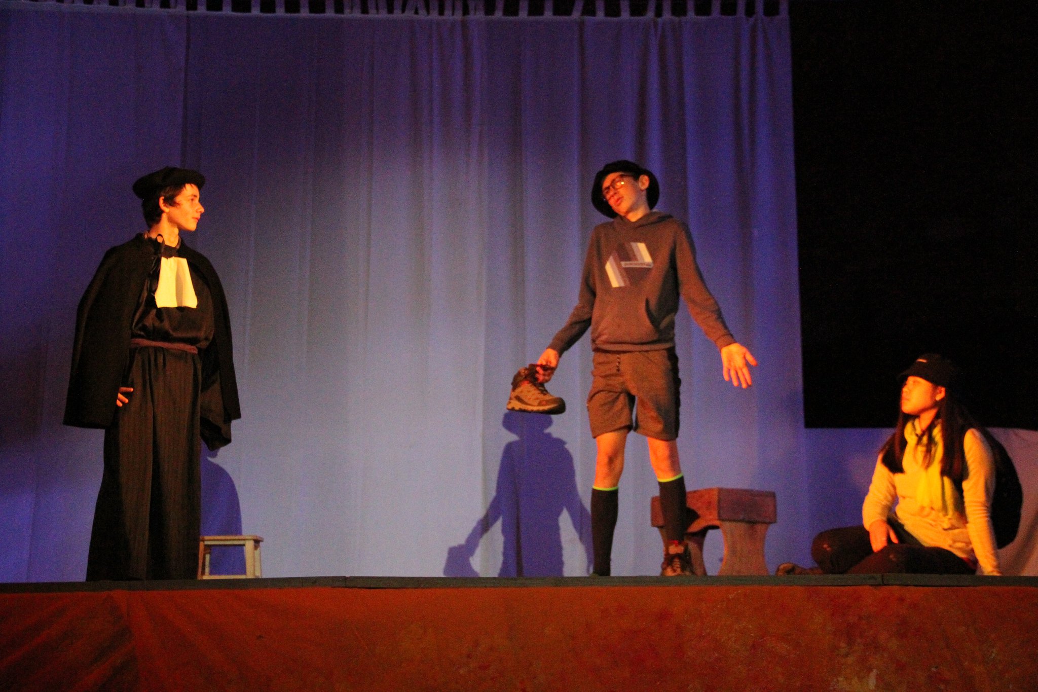 Les voyageurs demandent des explications au curé d''Eauze sur le sens du pèlerinage  (c) JDR