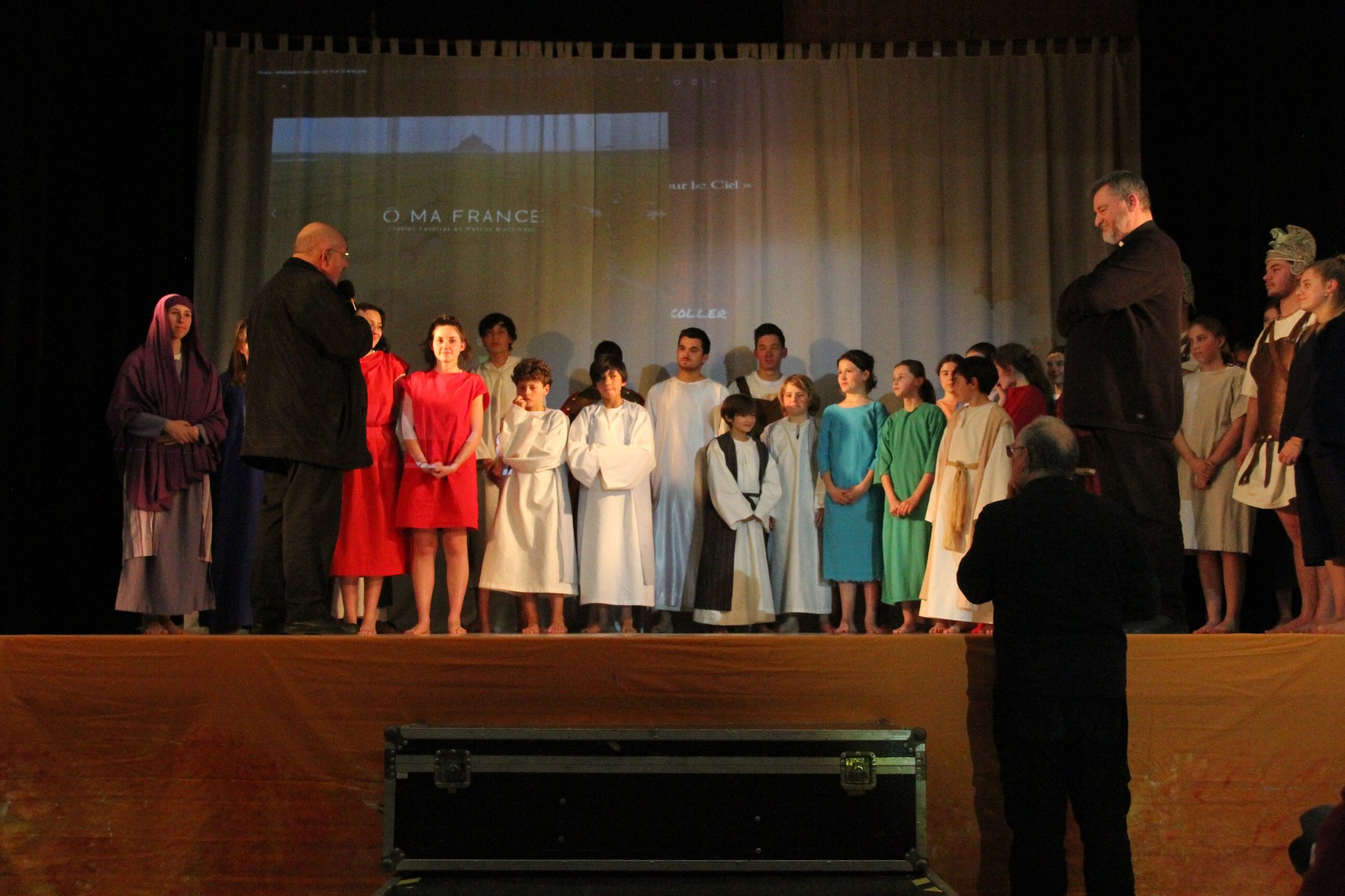 Les félicitations de l'Evêque auxiliaire et du Père Philippe - (c) JDR