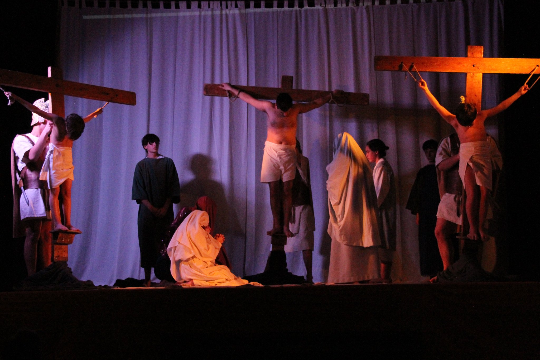 La mort en croix : Luc 23, 33-34 - Luc 24, 42-43 - Jean 19, 25-27 - Matt 27, 45-46 - Luc 23, 46 et Jean 19, 30 - (c) JDR 