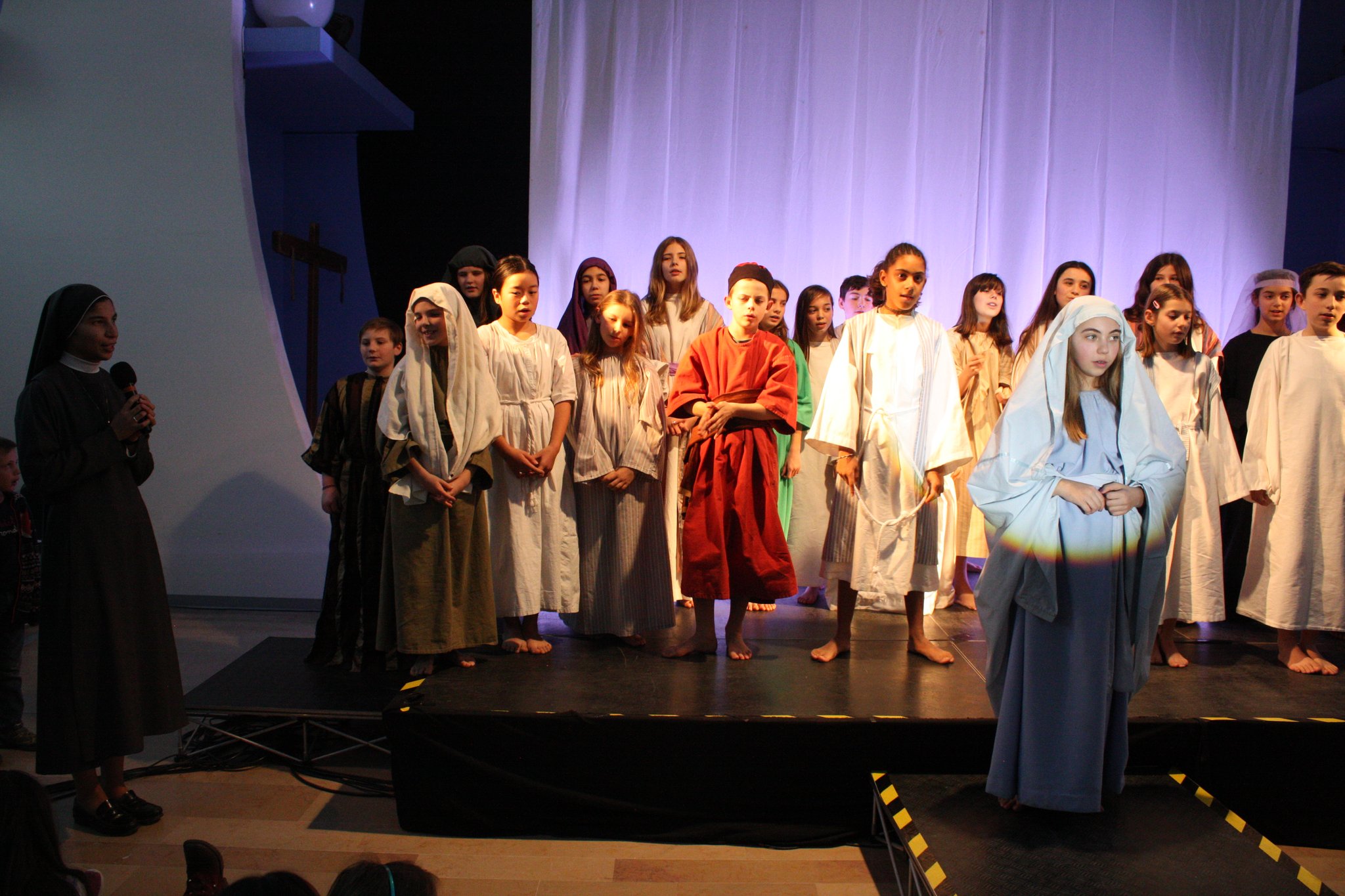 Soeur Luisa et les jeunes - (c) JDR