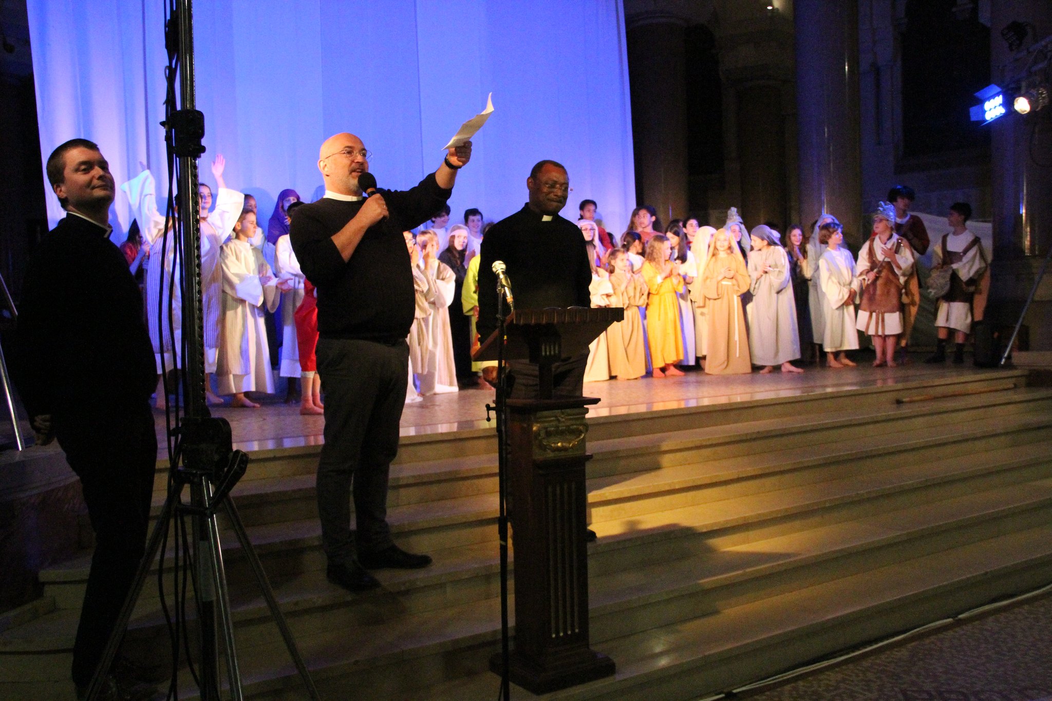 Le curé félicite les jeunes - (c) JDR