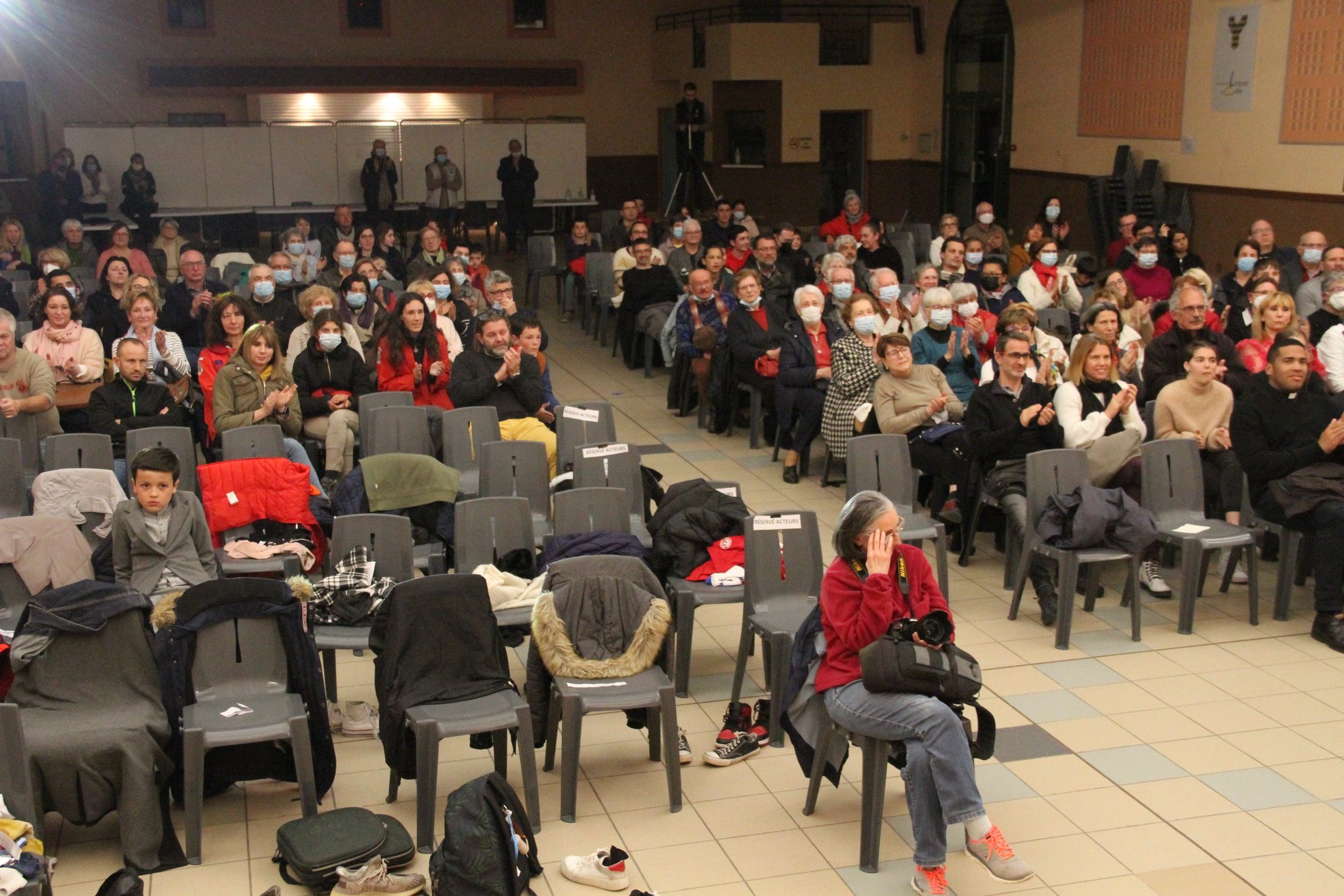 La salle bien remplie - (c) JDR