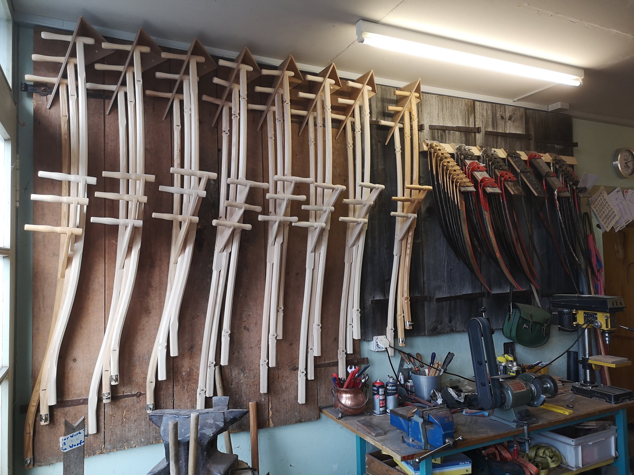 Sensen-Wörbe und Sensen-Blätter in verschiedenen Formen und Grössen