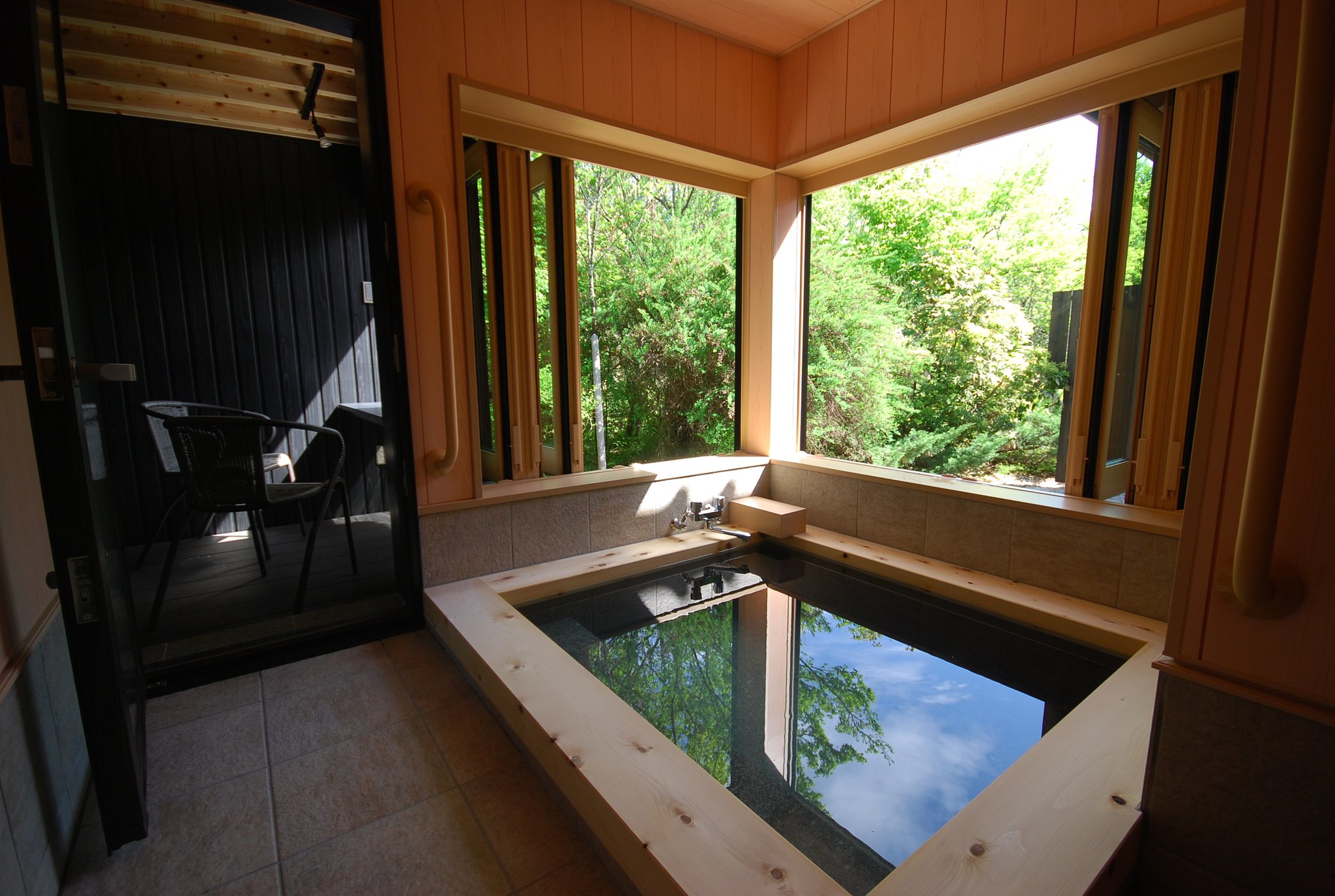 静（しずか）の間（旧和洋室）専用半露天風呂