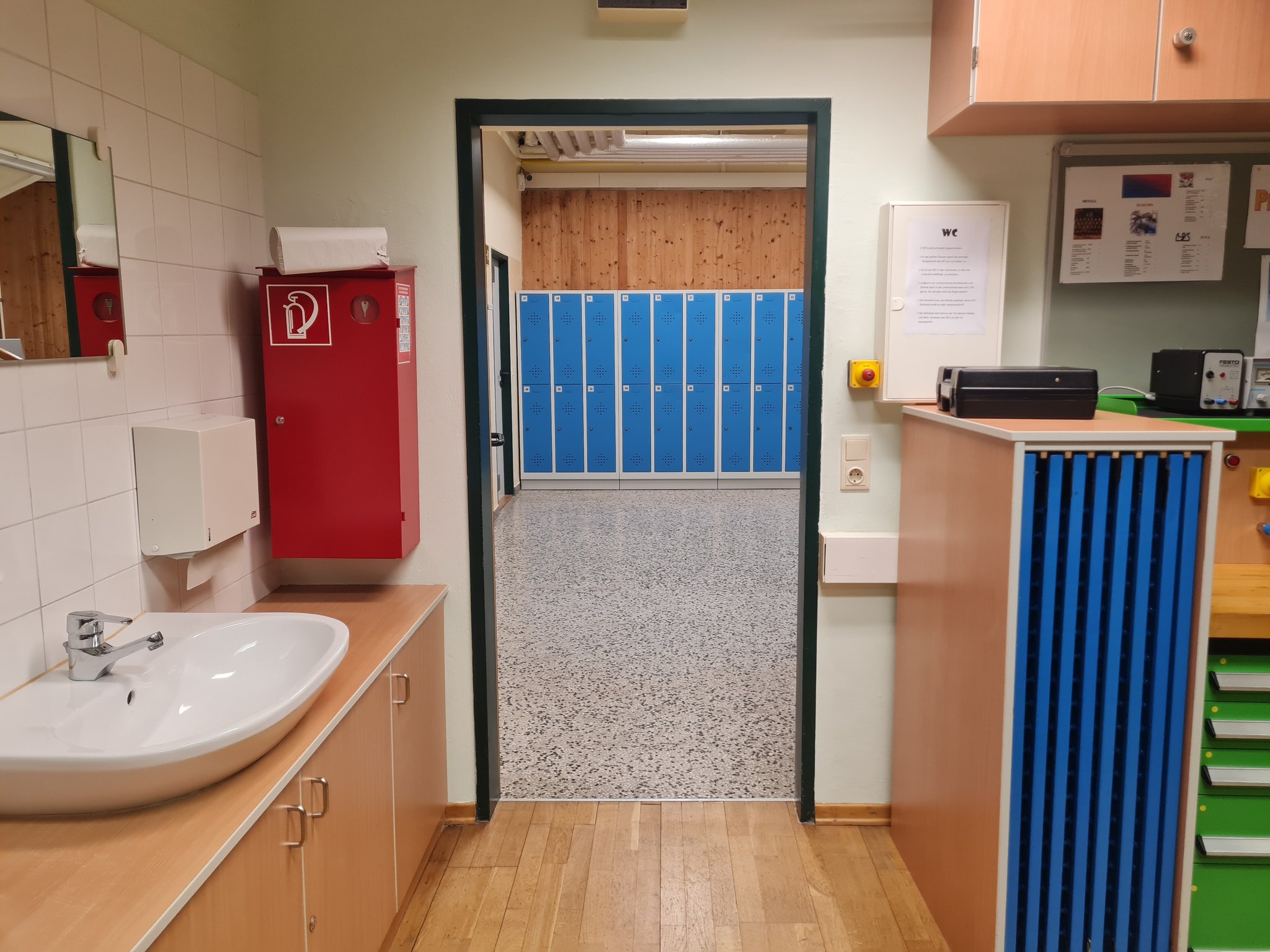 Wir verlassen das AT-Labor und gehen ...