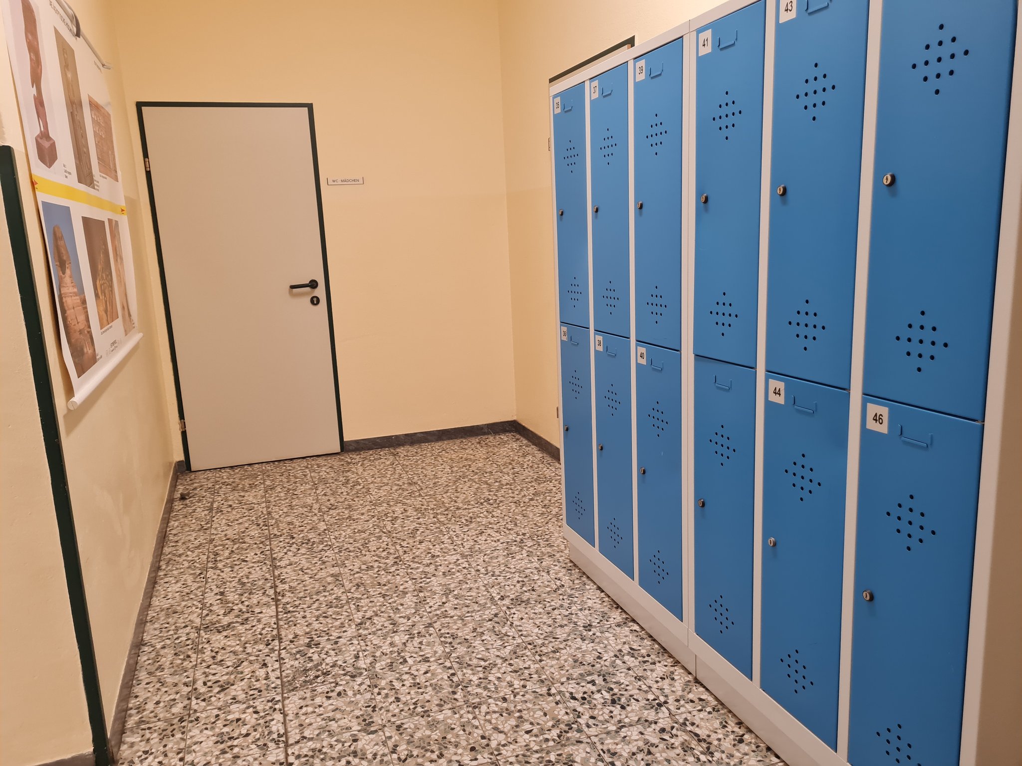 ... links in die Nische abgebogen, an Spinden vorbei geht's zum Mädchen-WC.