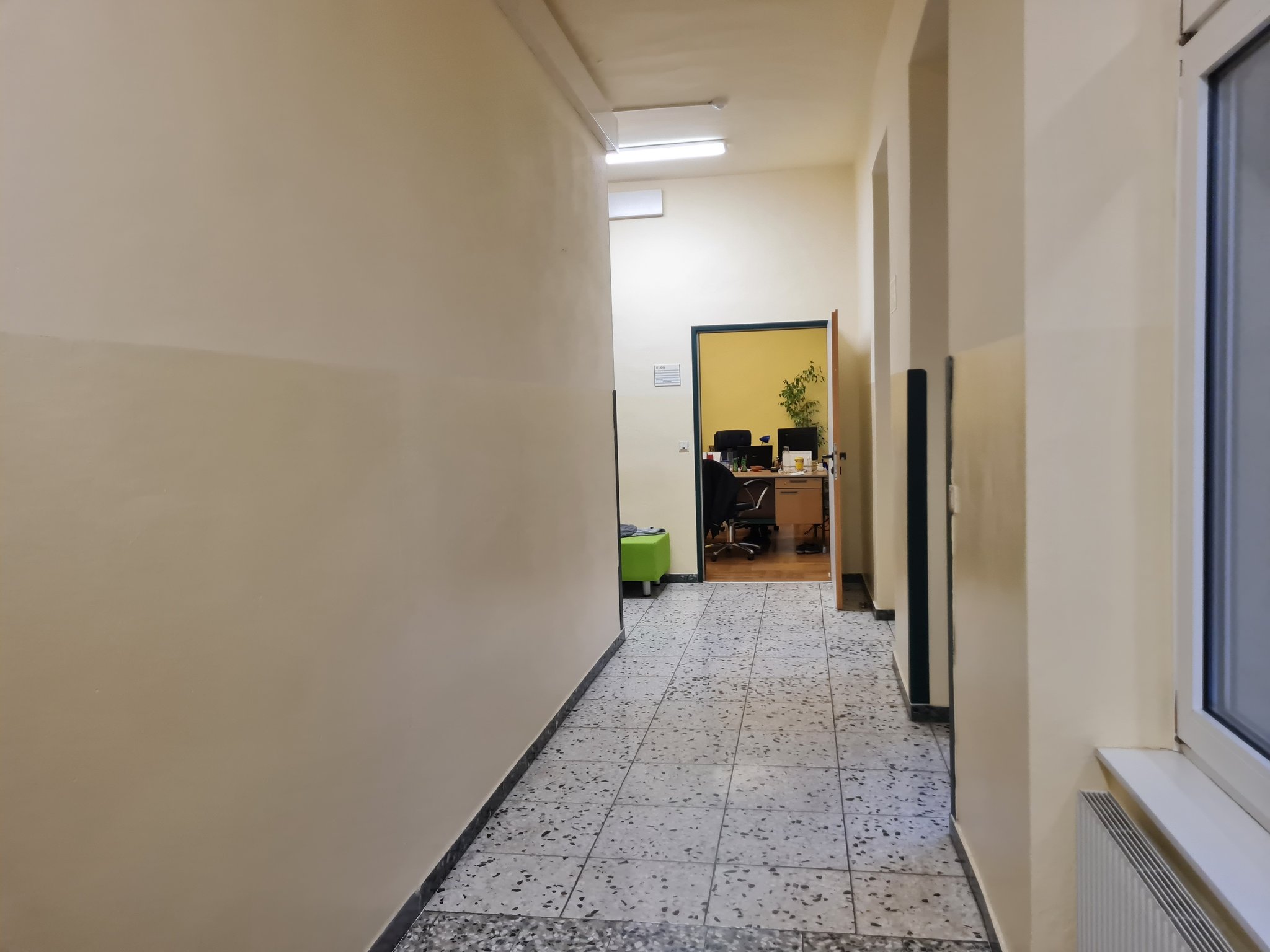 Gerade aus nach hinten finden wir unseren Schulwart und unsere Reinigungskraft.