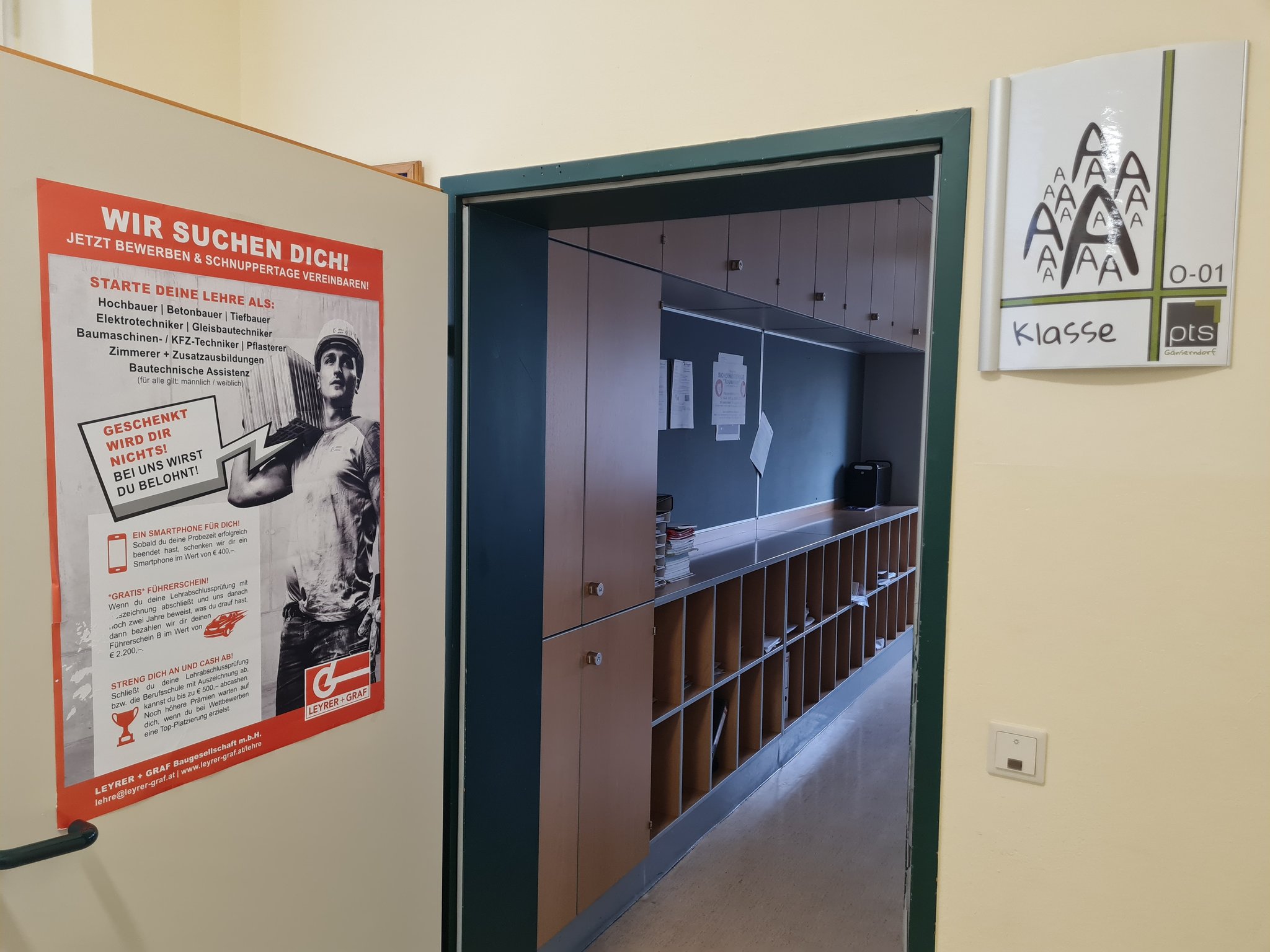 Ganz am Ende - vorbei an Lehrerzimmer und Direktion - befindet sich die Klasse A.