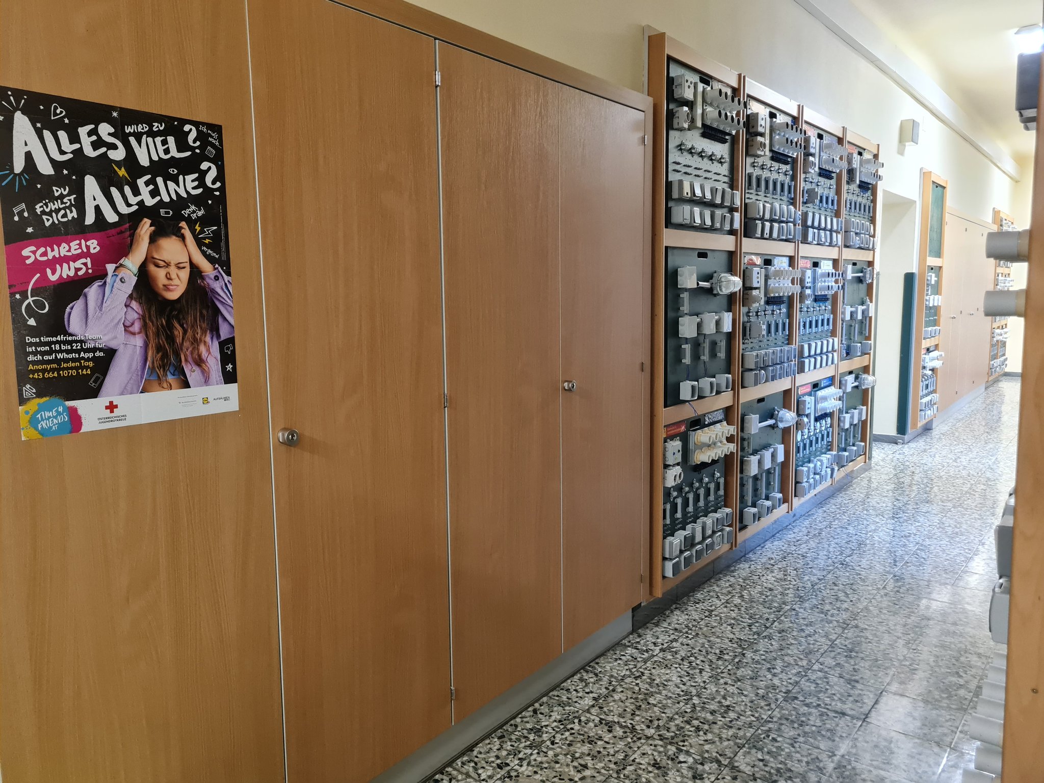 ... Kästen und Schalttafeln für Elektro vorbei ...