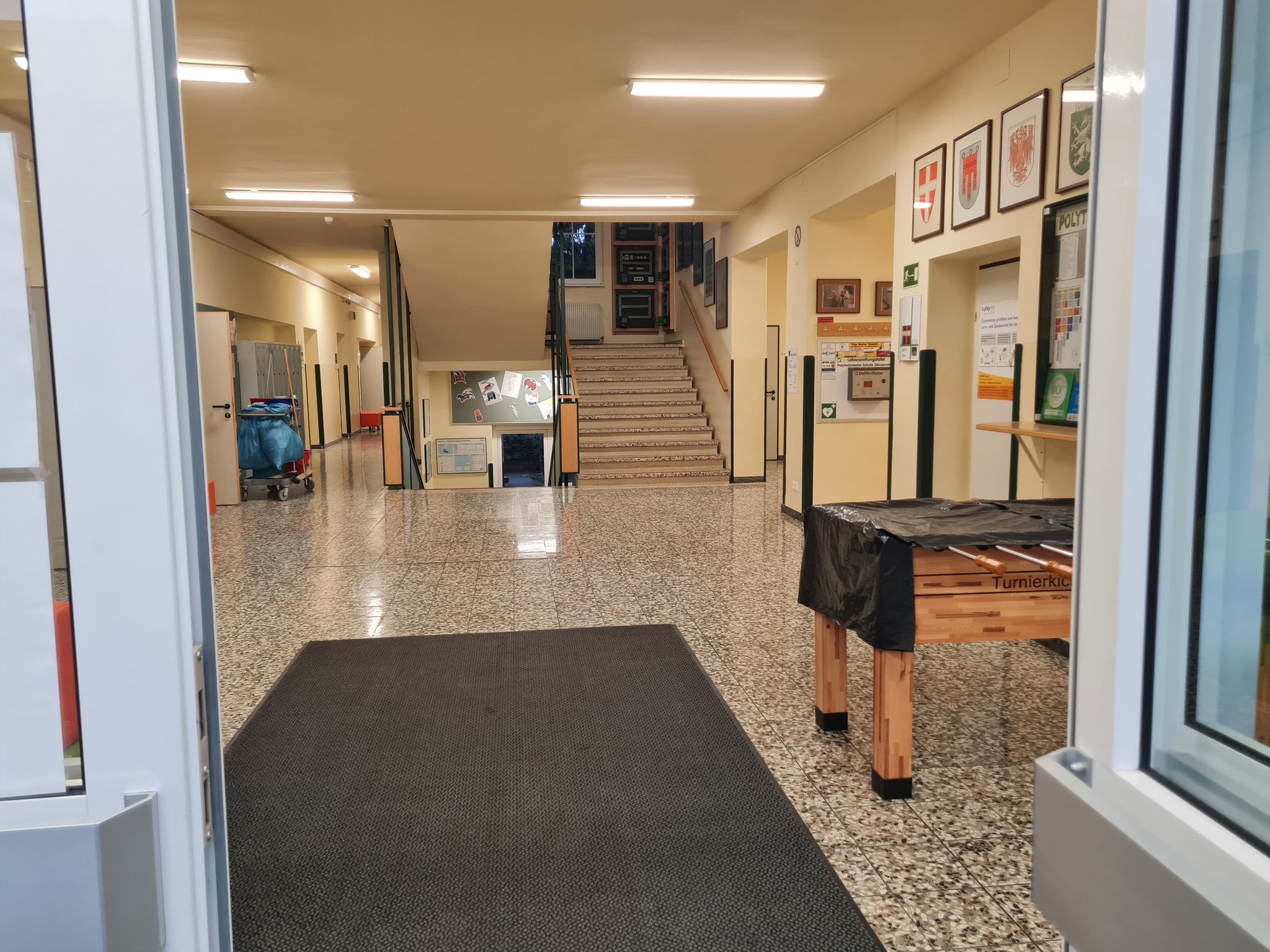 Der erste Blick ins Schulgebäude.