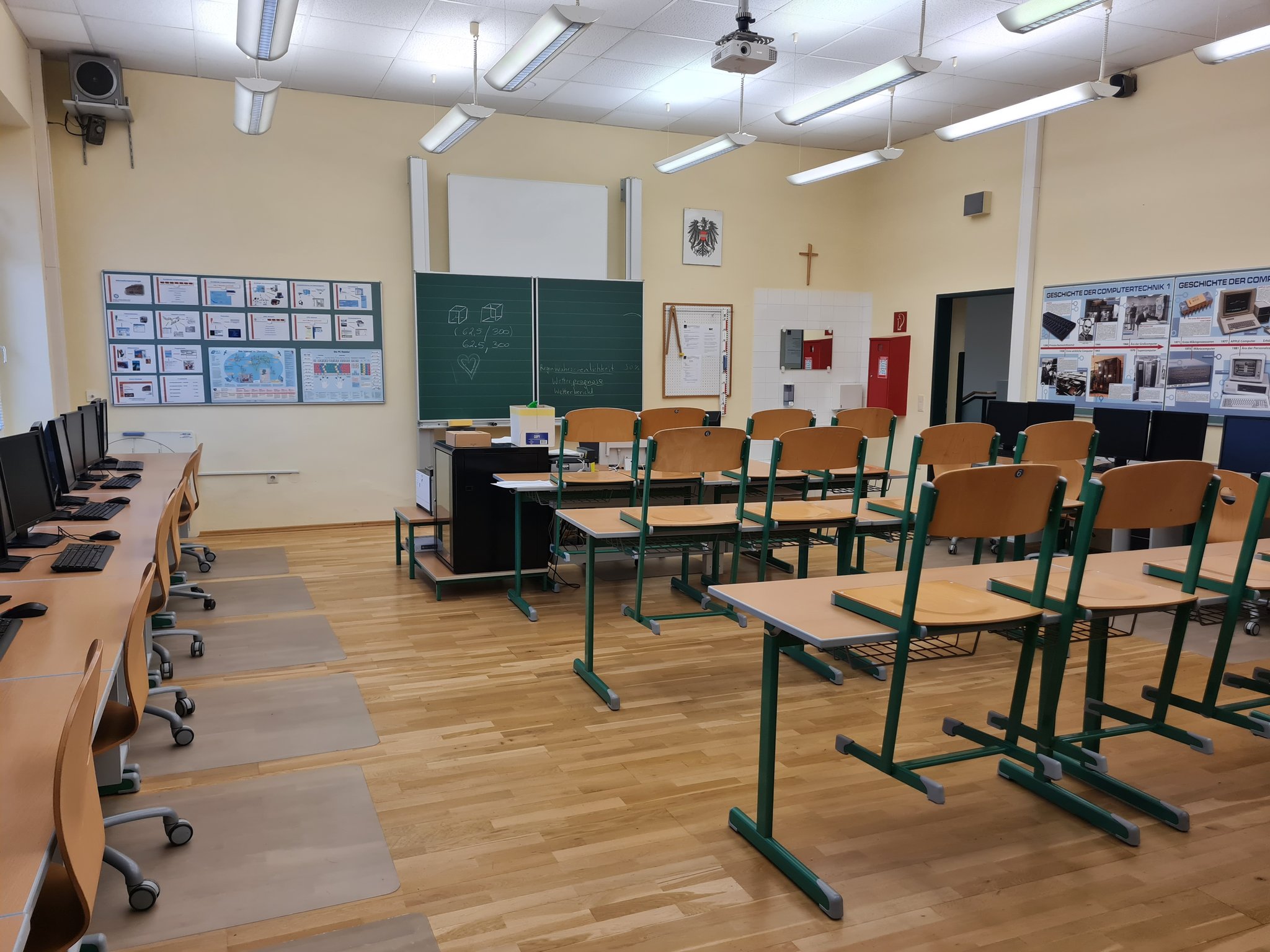 ... 3D-Drucker. Hier ein bisschen versteckt in der schwarzen "Box". 