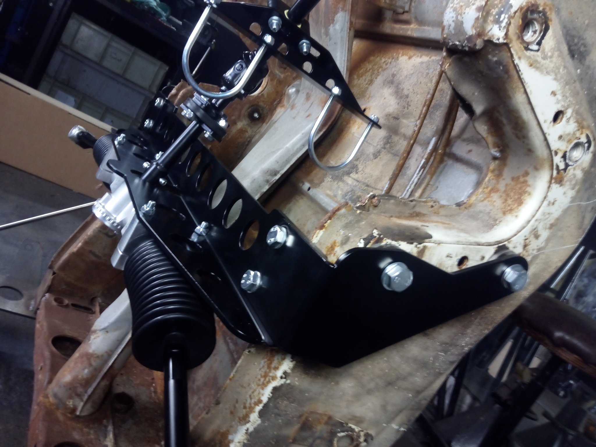 Left side mount bolts to the axle.