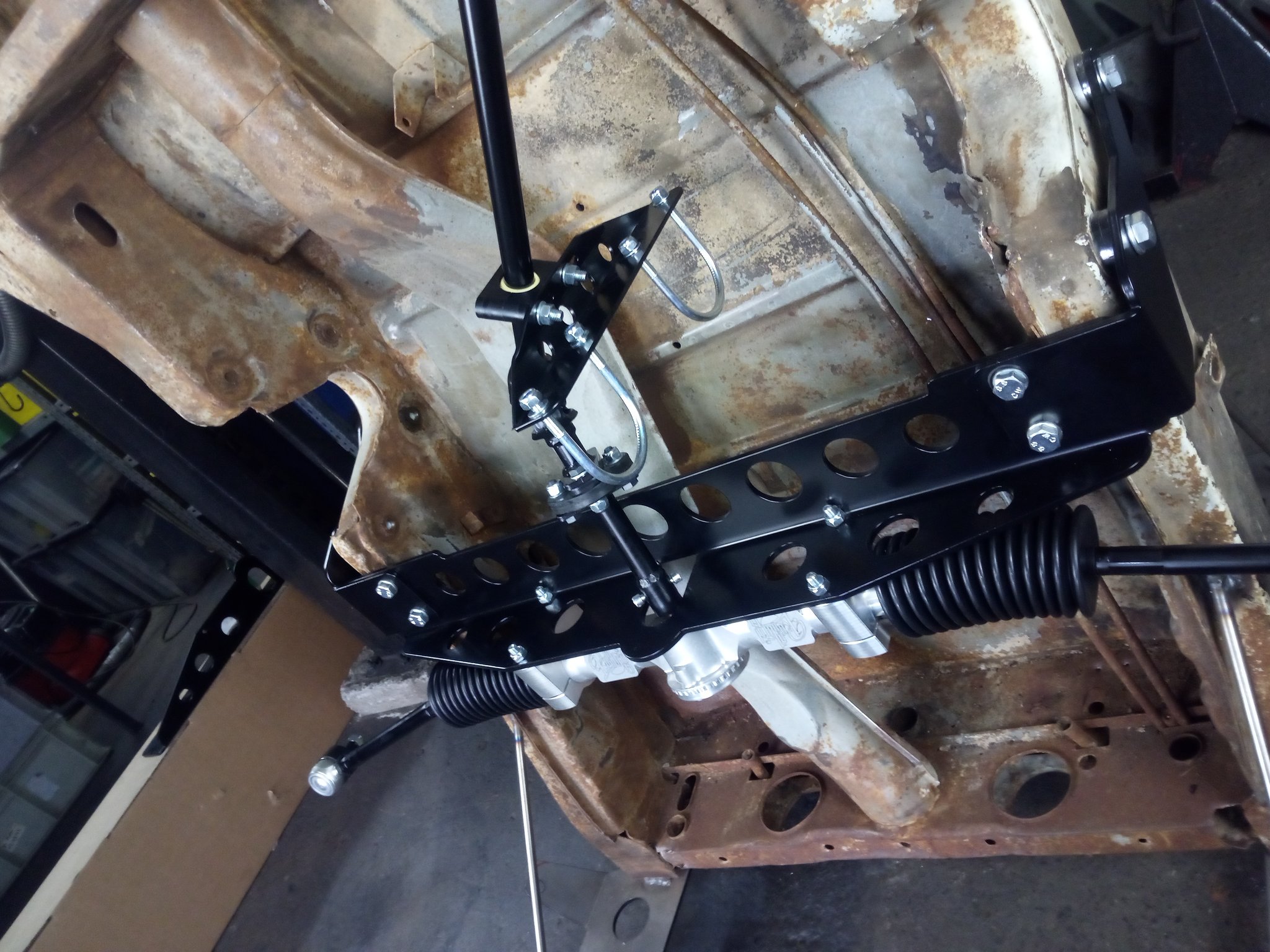 Hardy-disc for eliminating vibrations and adjustable sphearical clamp bearing for stability.