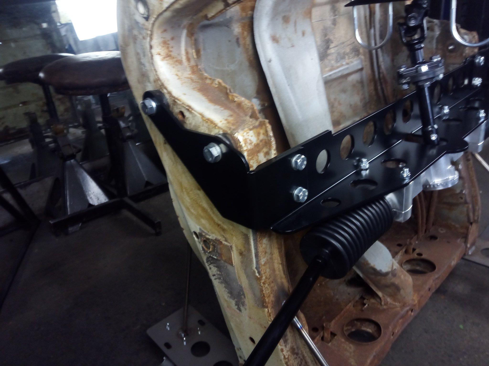 Right side mount bolts to the axle.