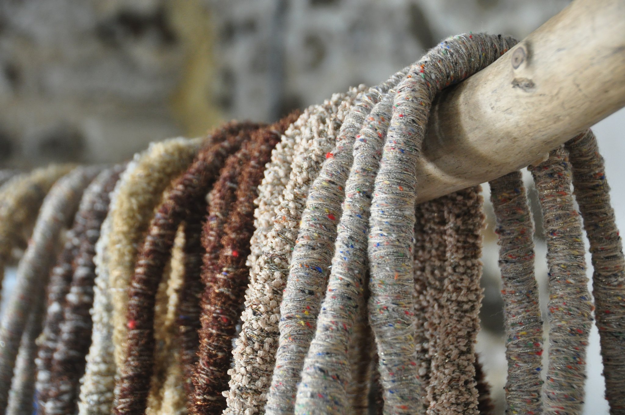 "Lianes pour faire forêt - Beiges", détail - Lianes de fils détournés, coton, laine et fils fantaisie, chacune indépendante des autres. 