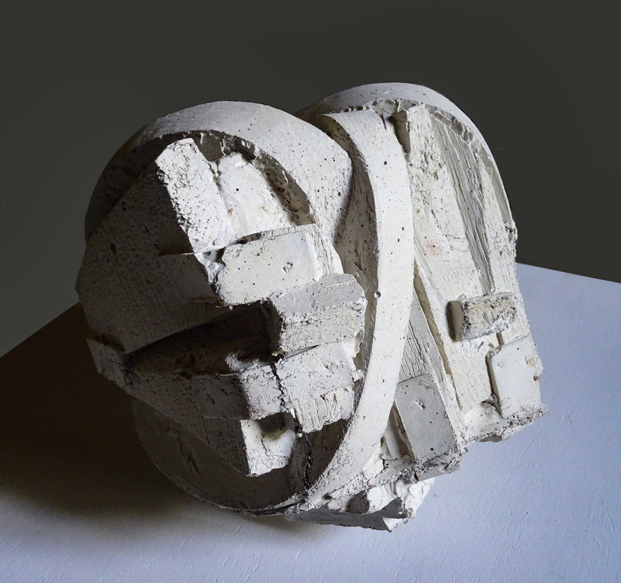 "Roulé par la mer 1" - ciment blanc - 23x23x23cm