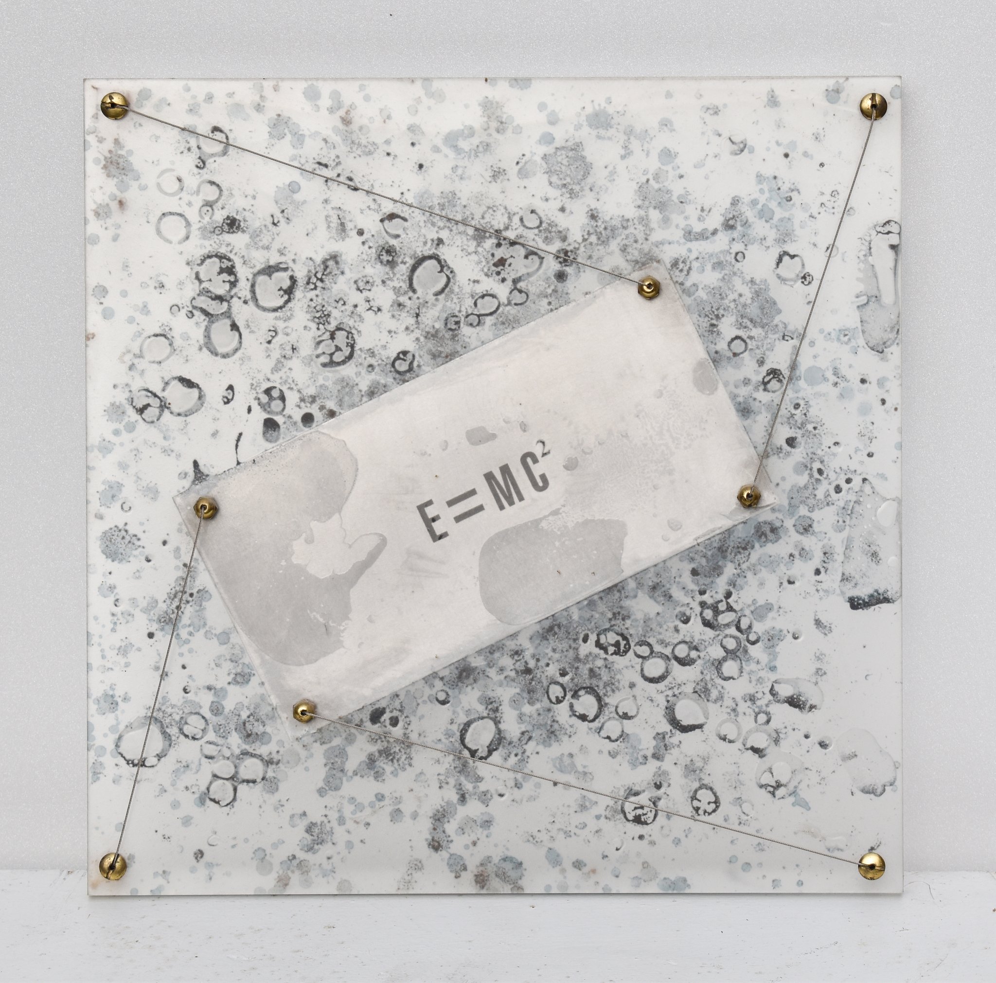 "E=Mc2" - plexiglass coloré - 30x30cm