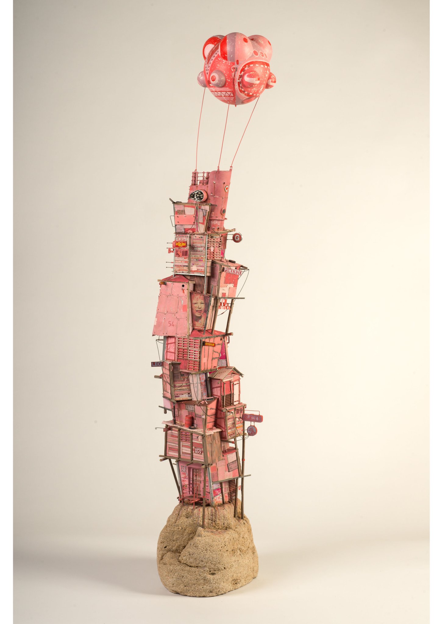 Ballon rose - Technique mixte - 102x24x22 cm