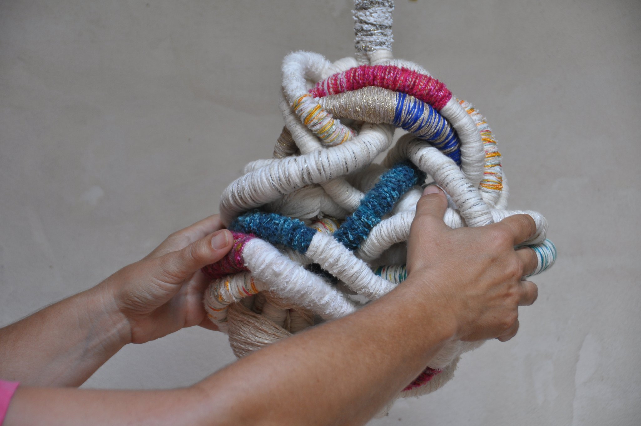 "Laisser filer", détail - Lianes de fils détournés, coton, laine et fils fantaisie. Suspension H 2m