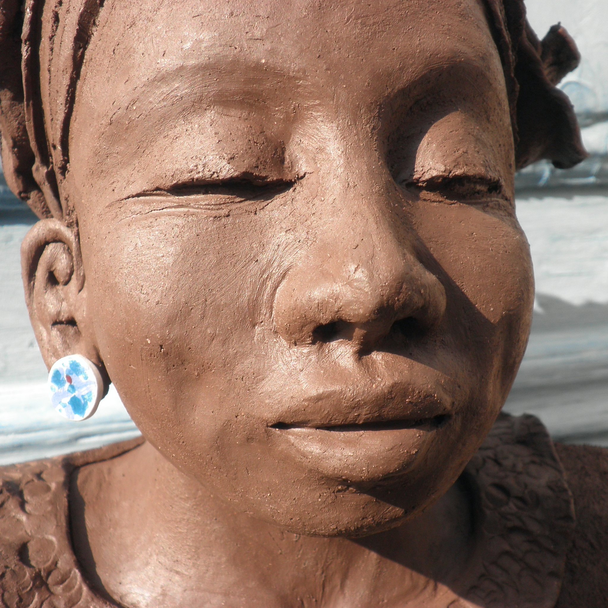 Sereinement. Grès noir 22 cm Sculpture de Claudette Briand