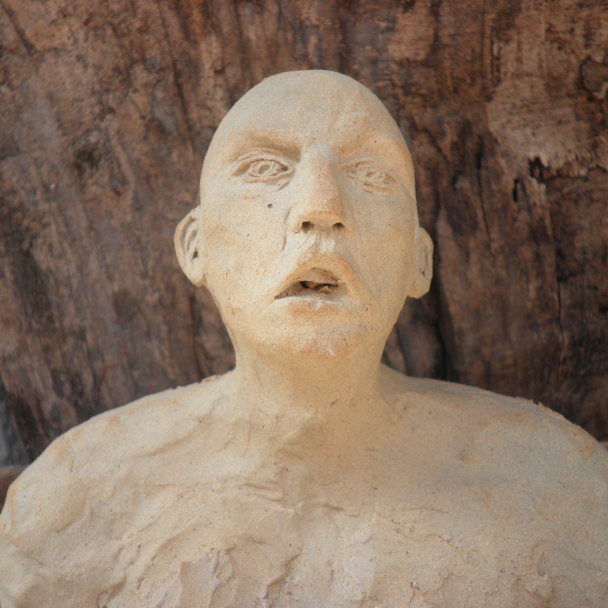 Indignation. Grès beige 12 cm Sculpture de Claudette Briand