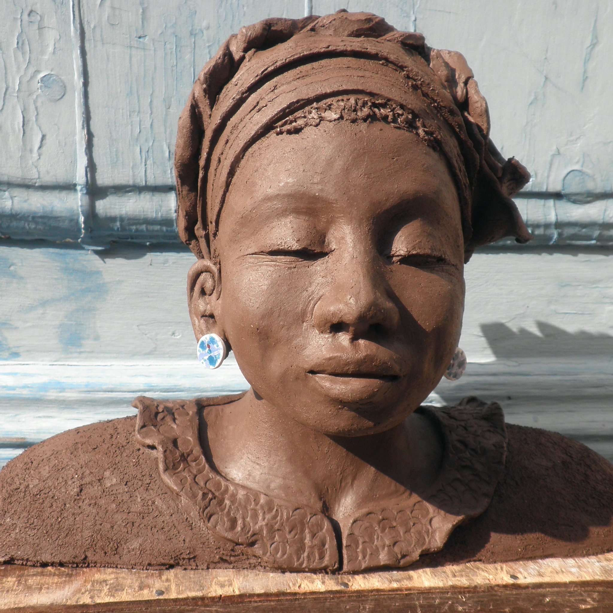 Sereinement. Grès noir 22 cm Sculpture de Claudette Briand