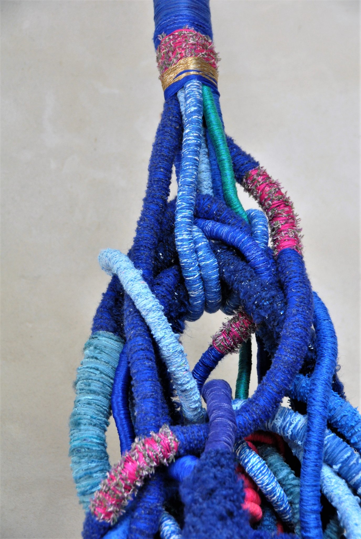 "La douceur de la nuit", détail - Voyage vers les bleus - Lianes de fils détournés, coton, laine et fils fantaisie Suspension Hauteur 1m50