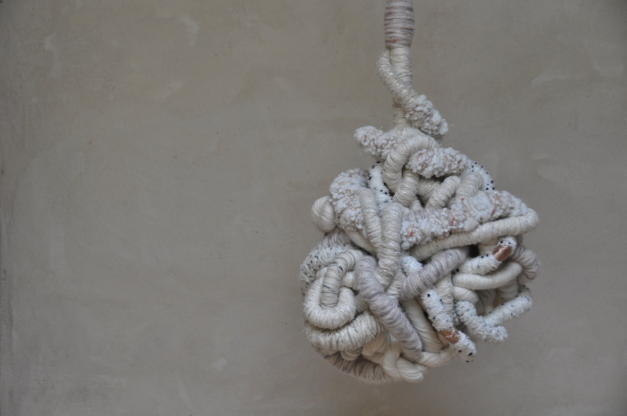 "Nuage Uppercut", détail - Variation de lianes autour du blanc. Fils détournés, coton, laine, tulle et fils fantaisie. Suspension hauteur 2m