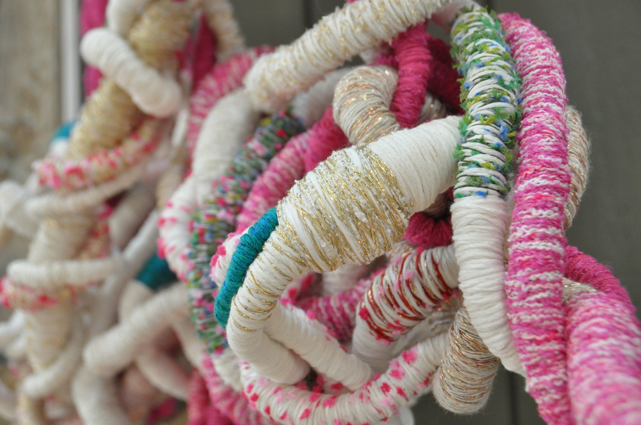 "Sortir du cadre", détail - Lianes de fils détournés, coton, laine et fils fantaisie dans cadre familial sculpté à la main, doré (feuille de cuivre) et patiné. Suspension H. 1m50x1m