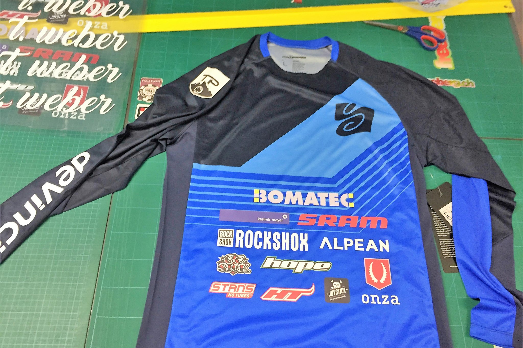 Beschriftung angelieferter Bike-Jerseys fürs Team Project