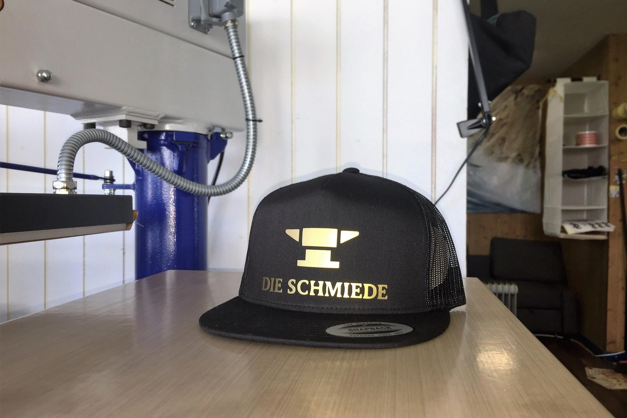 Flexfit Trucker-Cap Entwurf mit Gold-Aufdruck