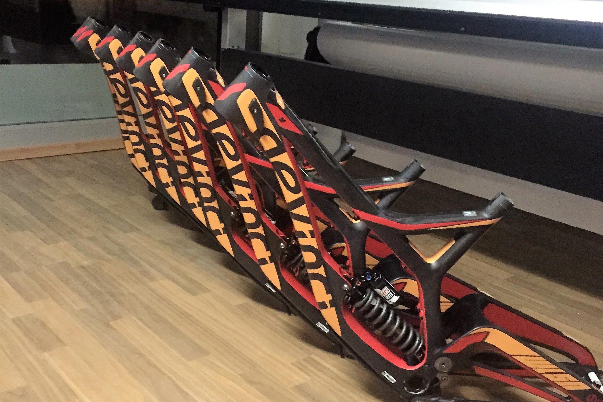 Rahmendesigns für Devinci-TeamBikes montiert in Nottwil