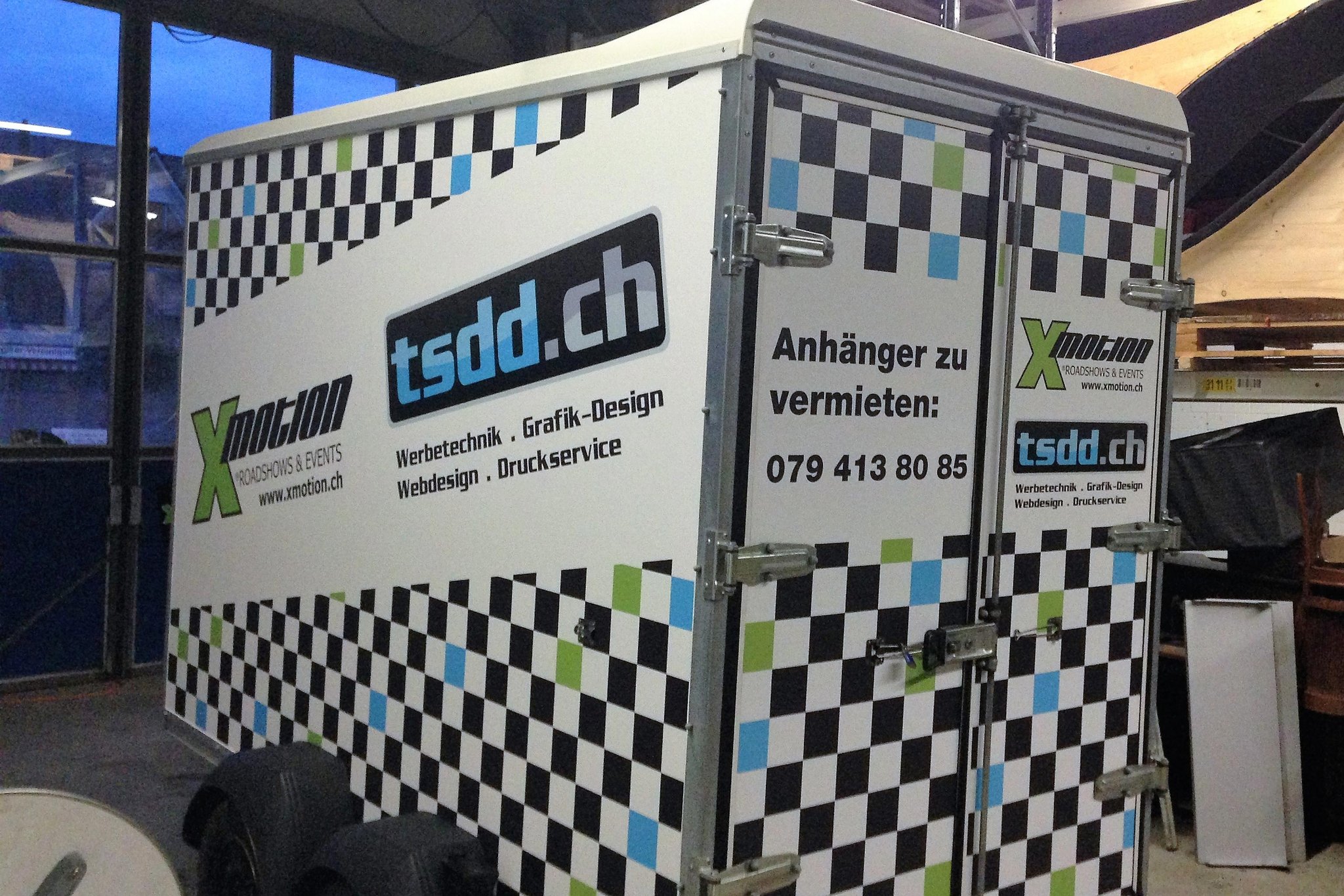 mit passendem, beschriftetem Anhänger