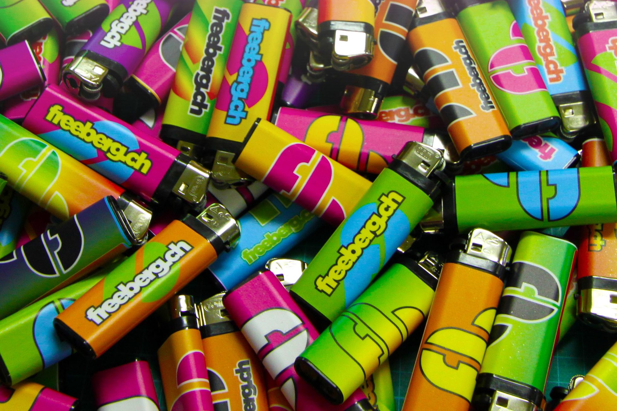 Bedruckte Feuerzeuge mit vielen verschiedenen Farben