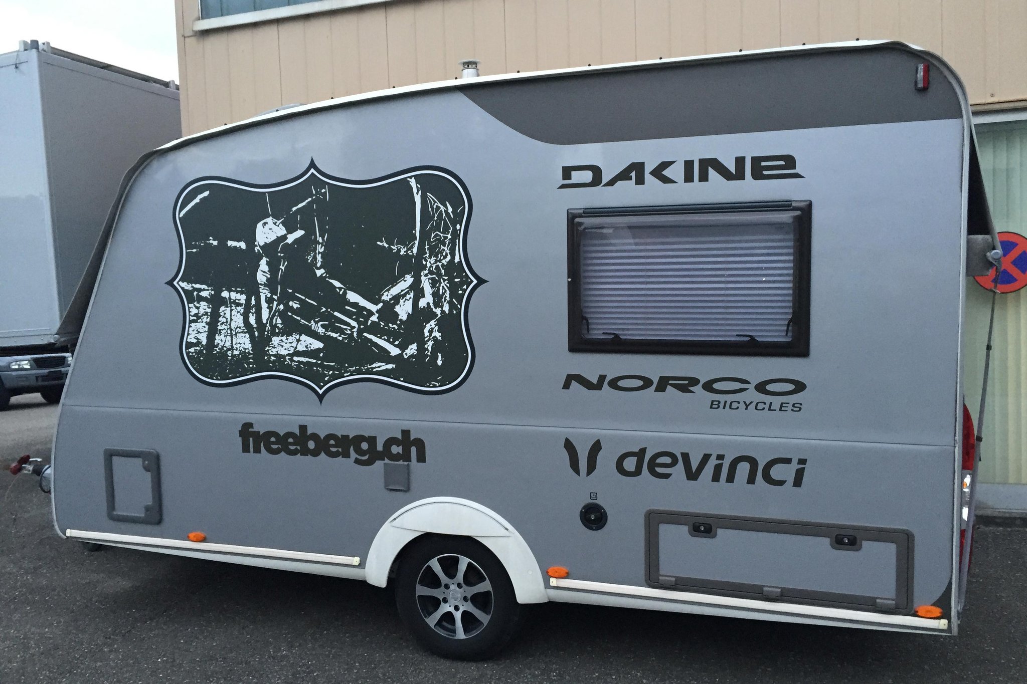 Beschriftung eines Wohnwagens