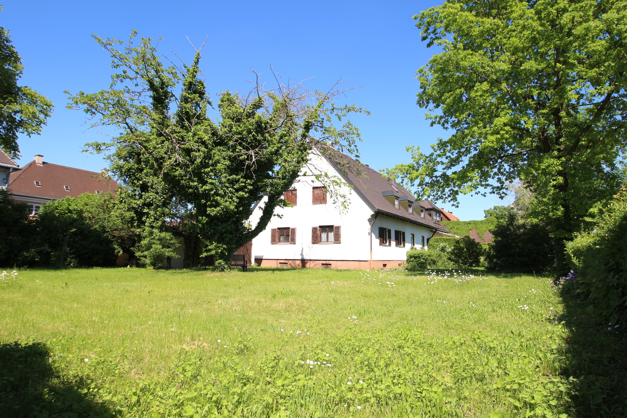 Bau-Grundstück mit Zweifamilienhaus-Altbestand mitten in Oberschleißheim